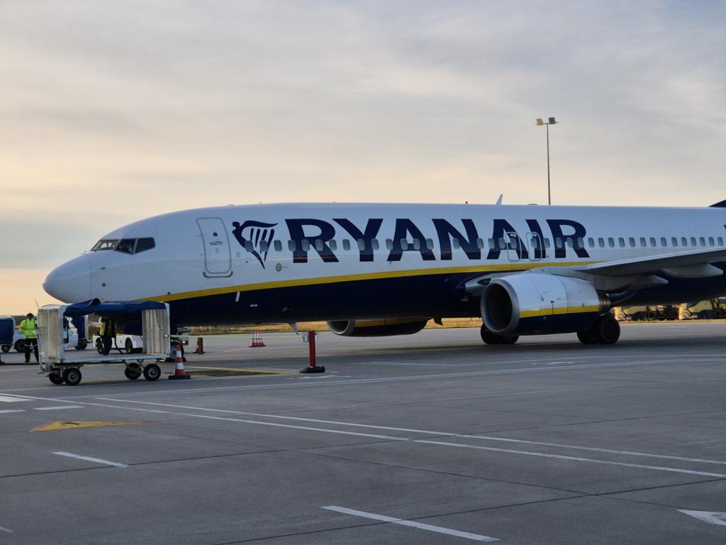 Panika na pokładzie Ryanair. Nowy Boeing ewakuowany po pojawieniu się dymu w kabinie