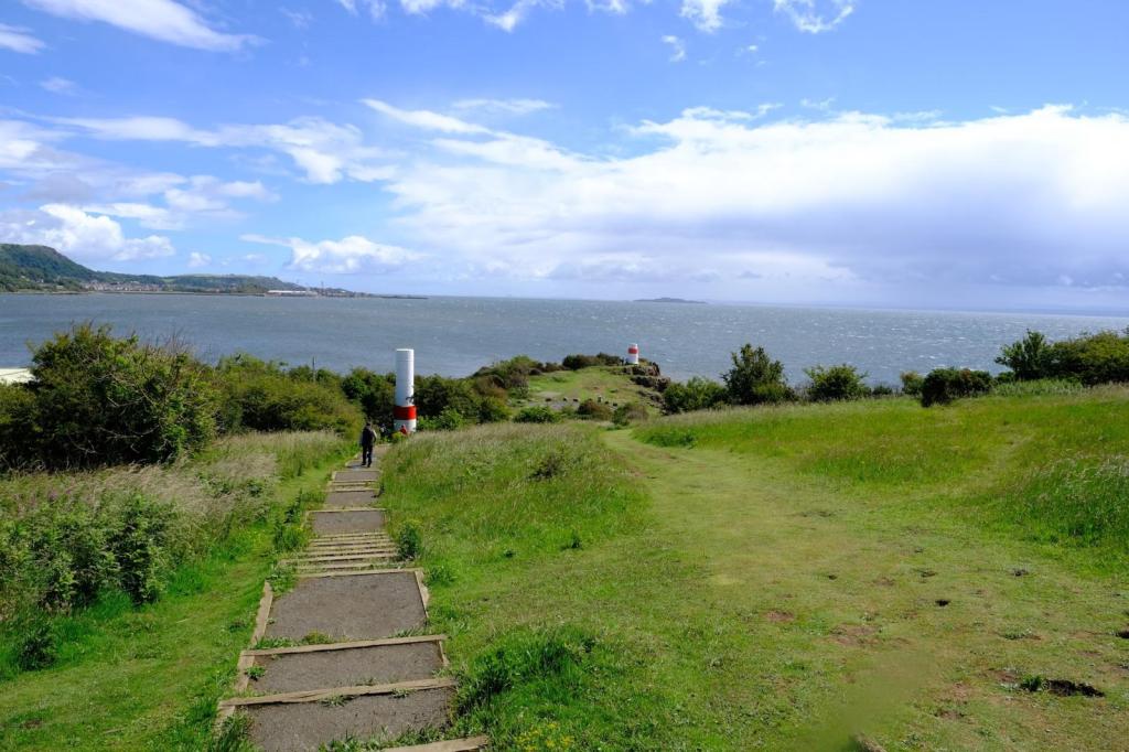 Najdłuższa piesza trasa nadmorska świata otwarta w Anglii. Ma ponad 4300 km i biegnie wzdłuż całego wybrzeża