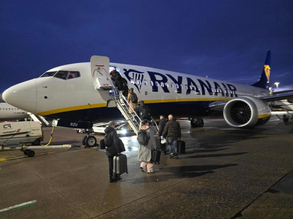 Samolot Ryanair odleciał bez 89 pasażerów. Powodem były ogromne kolejki na lotnisku
