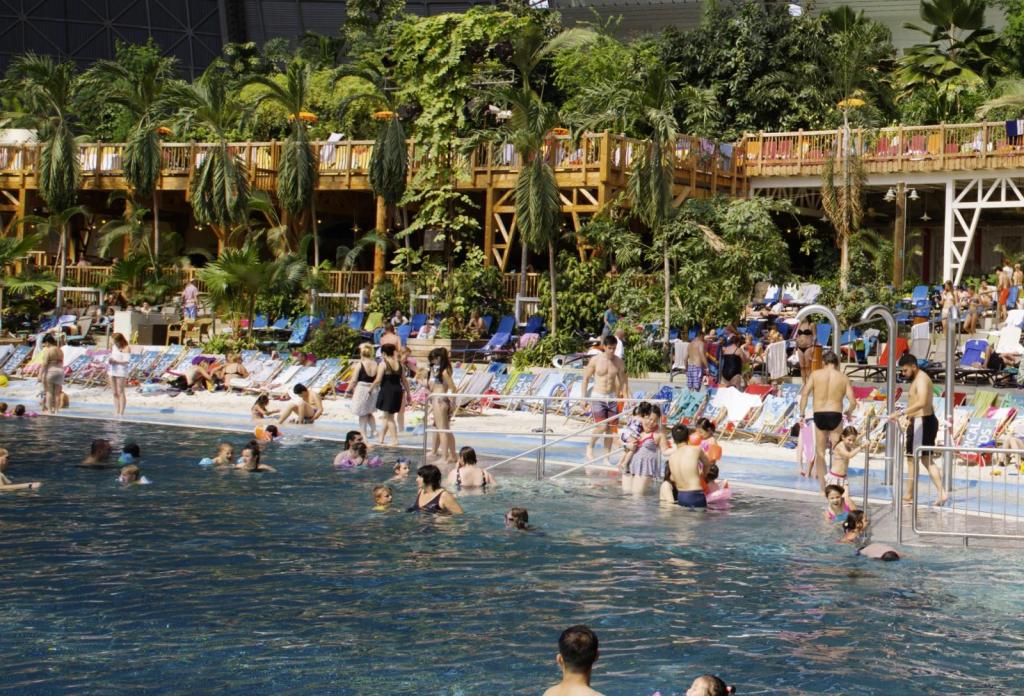 Egzotyczne wakacje bez samolotu. Największy kryty park wodny świata tuż za polską granicą