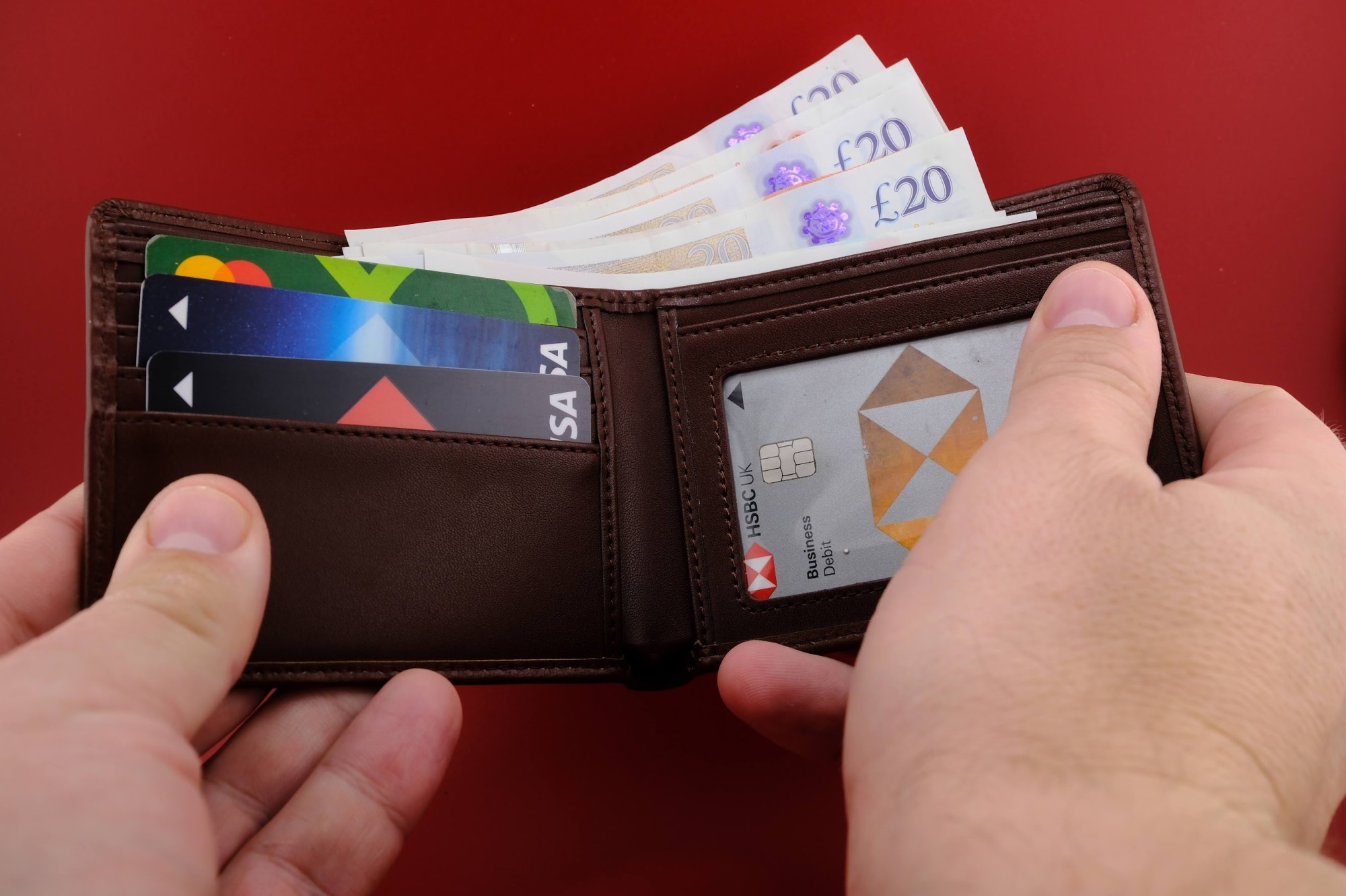 Coraz więcej osób w UK wraca do gotówki. Nowy trend widoczny szczególnie w weekendy